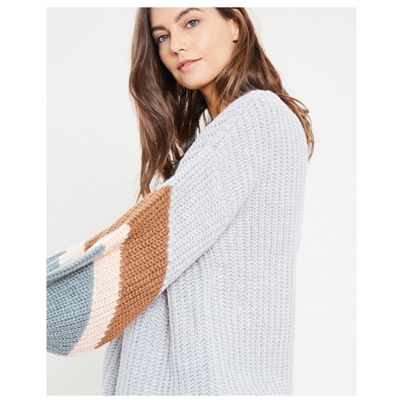 Color Block Sleeved V-Neck Sweater - Picture 4 of 5